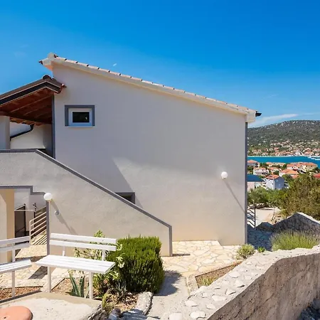 A5 - Modern Apt With Terrace 3 Min Walk To Beach Apartmán
